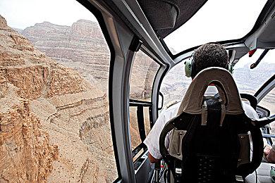 天野喜孝设计《堡垒之夜》新皮肤Crossheart预告